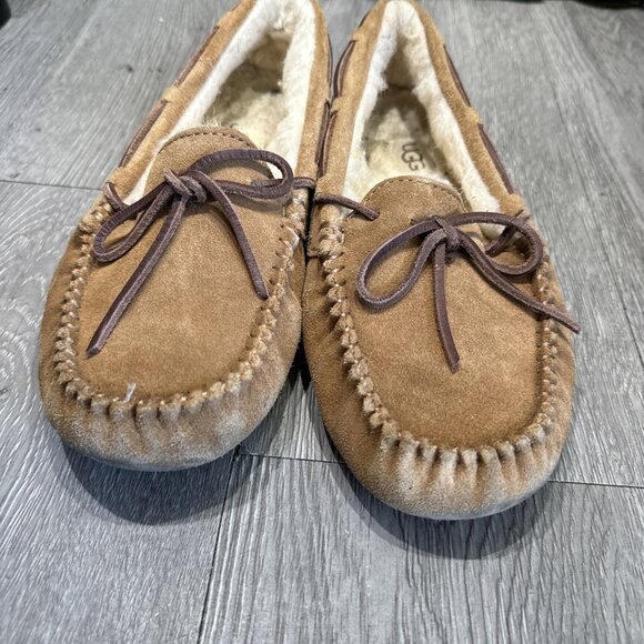 UGG Women's Dakota Suede Moccasin Slippers Chestnut Brown Size 5 1107949 - Picture 3 of 8